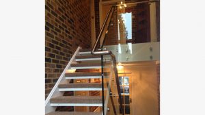 Frameless balustrade with handrail