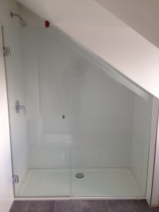 Shaped frameless shower screen with door