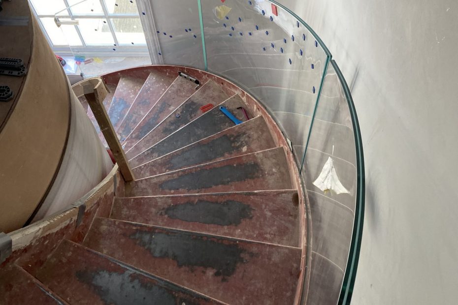 Curved glass staircase balustrade in London